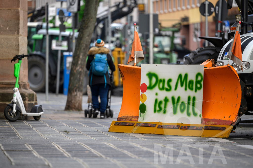 _DWA4372 | Bauerndemo gegen Agrarpolitik der Bundesregierung  auf dem Straße Obstmarkt und Hauptmarkt . Nürnberg, 08.01.2024 - Realisiert mit Pictrs.com