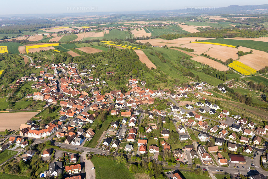 Vue aérienne: Vue du village à Morsbronn-les-Bains dans le département Bas Rhin, France. Photo: IMG_099368.jpg prise le 30/04/2017 par Werner Riehm/FLY-FOTO.eu – Résolution de l'original: 5472 x 3648 px