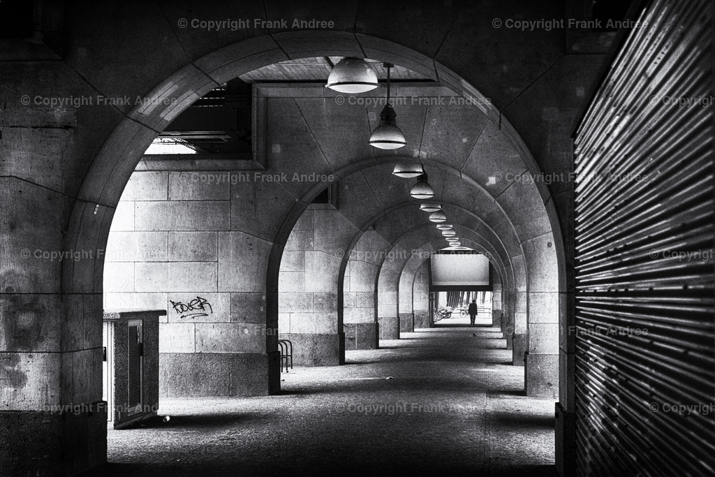 Berlin Prenzlauer Berg U 2 | Ein Mann geht allein durch das Hochbahnviadukt in der Schönhauser Allee in Berlin Prenzlauer Berg. - Realisiert mit Pictrs.com