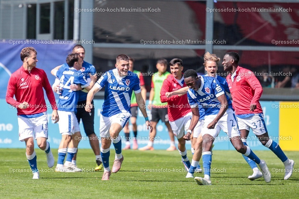 xsef26042601024 | 26.04.2026, xsefx, Fußball, 3.Liga, FC Viktoria Köln - Energie Cottbus, 35. Spieltag, Sportpark Höhenberg, Saison 2025 2026: Torjubel nach dem 2:0 - King Samuel Manu (FC Energie Cottbus, 2) und seine Teamkollegen DFB regulations prohibit any use of photographs as image sequences and or quasi-video. Photo: xSabinexEffgenxPressefotoKochx
