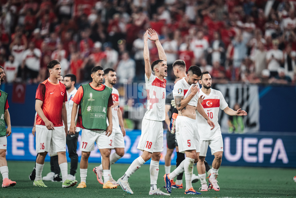Fußball | Herren | UEFA-Fußball-Europameisterschaft 2024 | Gruppe F | Tschechien vs. Türkei | 26.06.2024 | Mert Müldür (#18, Türkei) reisst die Hände in die Luft vor Freude nach dem Abpfiff