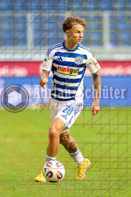 MSV Duisburg vs VfB Stuttgart II - 3. Liga | Duisburg, Deutschland, 02.08.25:   Niklas Jessen (MSV Duisburg) in Aktion am Ball, Einzelaktion waehrend des Spiels der 3. Liga MSV Duisburg vs VfB Stuttgart II in der schauinsland-reisen-arena(Foto von Brauer-Fotoagentur / Adrian Schlueter)