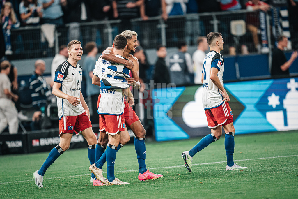 Fußball | Männer | Saison 2023/2024 | 2. Fußball-Bundesliga | 1. Spieltag | Hamburger SV vs. FC Schalke 04 | 28.07.2023 | Torschütze Robert Glatzel (#9, HSV) in den Armen von Jonas Meffert (#23, HSV)