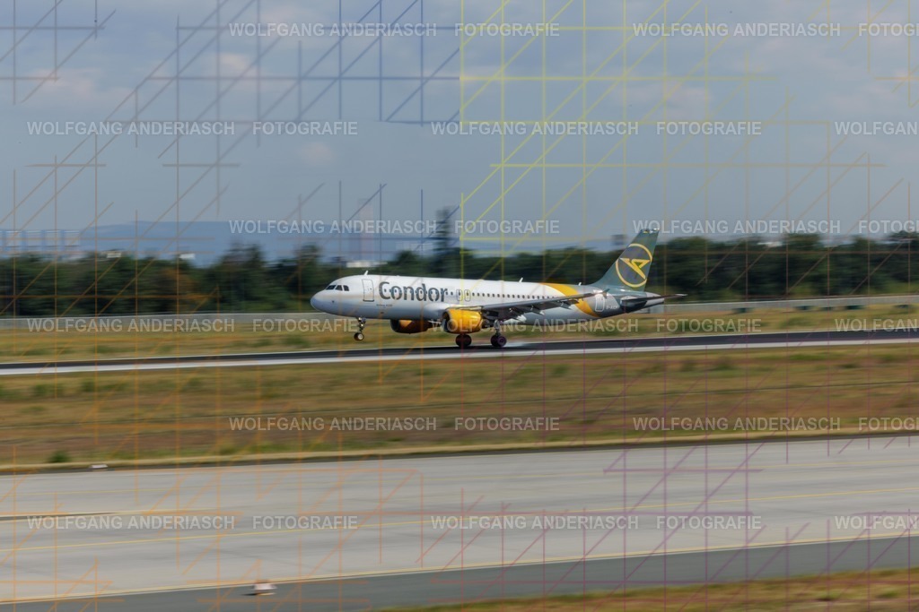 2025710-100030_FRA_25 R_R3B_3864 | Am Flughafen Frankfurt am Main treffen Dynamik und Präzision aufeinander: Startende und landende Flugzeuge verschiedenster Airlines, festgehalten in Farbe und Schwarz-Weiß. Von kraftvollen Silhouetten bis zur majestätischen Erscheinung der Königin der Lüfte – zeitlose Momente moderner Luftfahrt. - Realisiert mit Pictrs.com