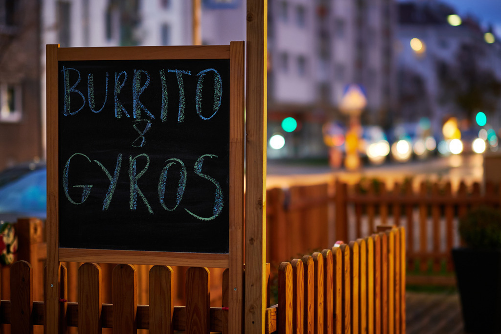 Burrito und Gyros Verkaufstafel an der Strasse | Wien, Austria - November 20, 2020: Burrito und Gyros Verkaufstafel an der Strasse. - Realisiert mit Pictrs.com