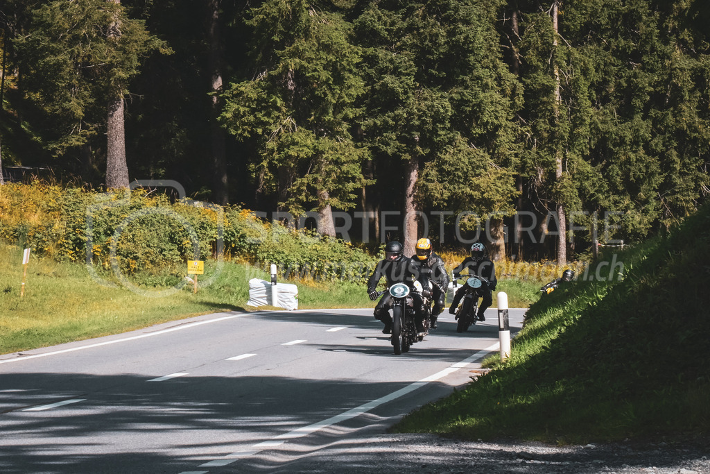 21. Arosa ClassicCar 2025 - 6. =September= 2025 | Das Feld der Motorräder am Arosa ClassicCar 2025..@arosaclassiccar, @arosa.official, #arosaclassiccar, #arosa, #76curves, #classiccarBild: Sportfotografie Markus Aeschimann | www.markus-aeschimann.ch - Realisiert mit Pictrs.com