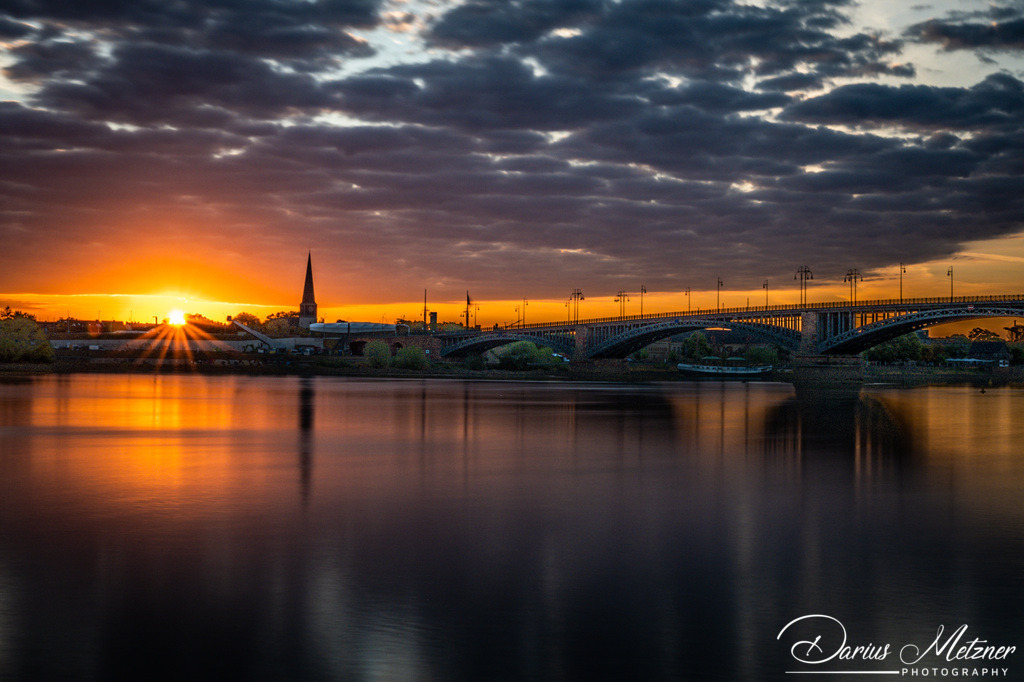 Theodor-Heuss-Brücke in Mainz | Die Theodor-Heuss-Brücke verbindet über den Rhein die Landeshauptstadt Mainz mit dem Ortsbezirk Mainz-Kastel von Wiesbaden. 