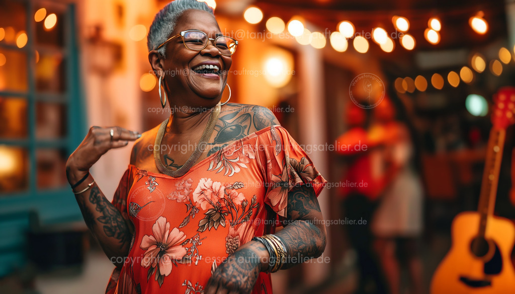 Afrikaerin tanzt D | Fotorealistisches KI Bild zeigt eine afroamerikanische Seniorin mit Tattoos und einem schönen Kleid tanzt. Party am Abend. Hintergrund zeigt unscharfe Gäste, Gitarre, Lichterkette. Copy Space.