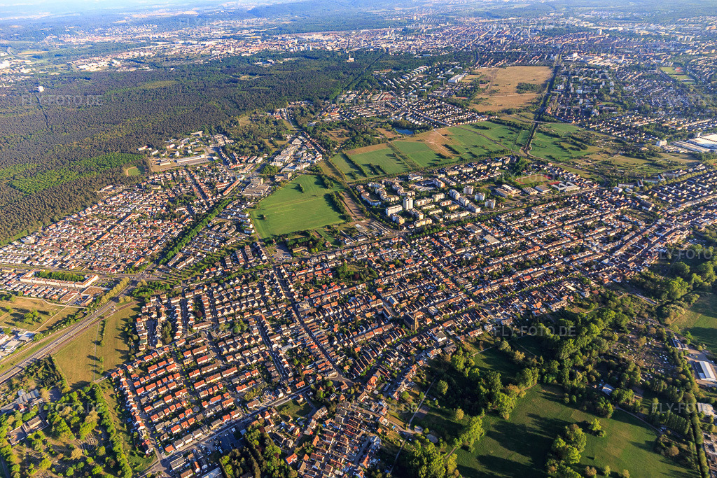 Luftbild: Ortsansicht aus Norden im Ortsteil Neureut in Karlsruhe im Bundesland Baden-Württemberg in Deutschland. Foto: IMG_120468.jpg vom 23.04.2020 durch Werner Riehm/FLY-FOTO.de