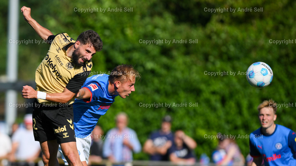 Holstein Kiel vs AS Saint-Etienne | Timo Becker (Kiel #17) / Zuriko Davitashvili (Etienne #22 köpft aufs Tor)Testspiel: Holstein Kiel vs AS Saint-Etienne / Citti Fussball Park - Projensdorf / Kiel / 10.08.24 - Realisiert mit Pictrs.com