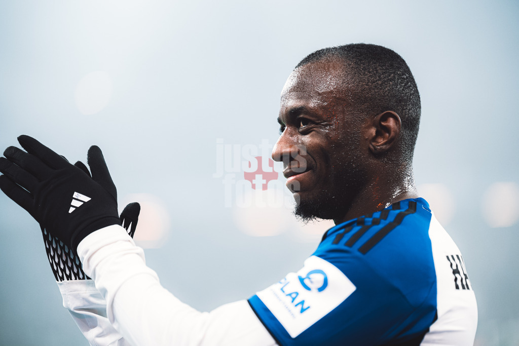 Fußball | Männer | Saison 2025/2026 | 1. Fußball-Bundesliga | 13. Spieltag | Hamburger SV vs. SV Werder Bremen | 07.12.2025 | Jean-Luc Dompe (#7, HSV) applaudiert den Fans nach seiner Auswechslung