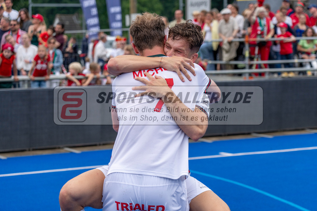 Final4_20250601-1516-HK108735 | Krefeld, Deutschland, 01.06.2025:  Feldhockey Final4 2025 – „Deutsche Feldhockey-Meisterschaften 2025“ Crefelder HTC - Rot-Weiss Köln (Finale Herren) im Gerd-Wellen-Hockeyanlage am 01.06.2025 in Krefeld, Deutschland. (Foto von Kramhöller/Fehrmann/Kaste)Krefeld, Germany, 01.06.2025: Feldhockey Final4 2025 – „Deutsche Feldhockey-Meisterschaften 2025“ Harvestehuder HTC - Düsseldorfer HC (Finale Damen) in Gerd-Wellen-Hockeyanlage at 01.06.2025 in Krefeld, Deutschland. (Foto from Kramhöller/Fehrmann/Kaste)