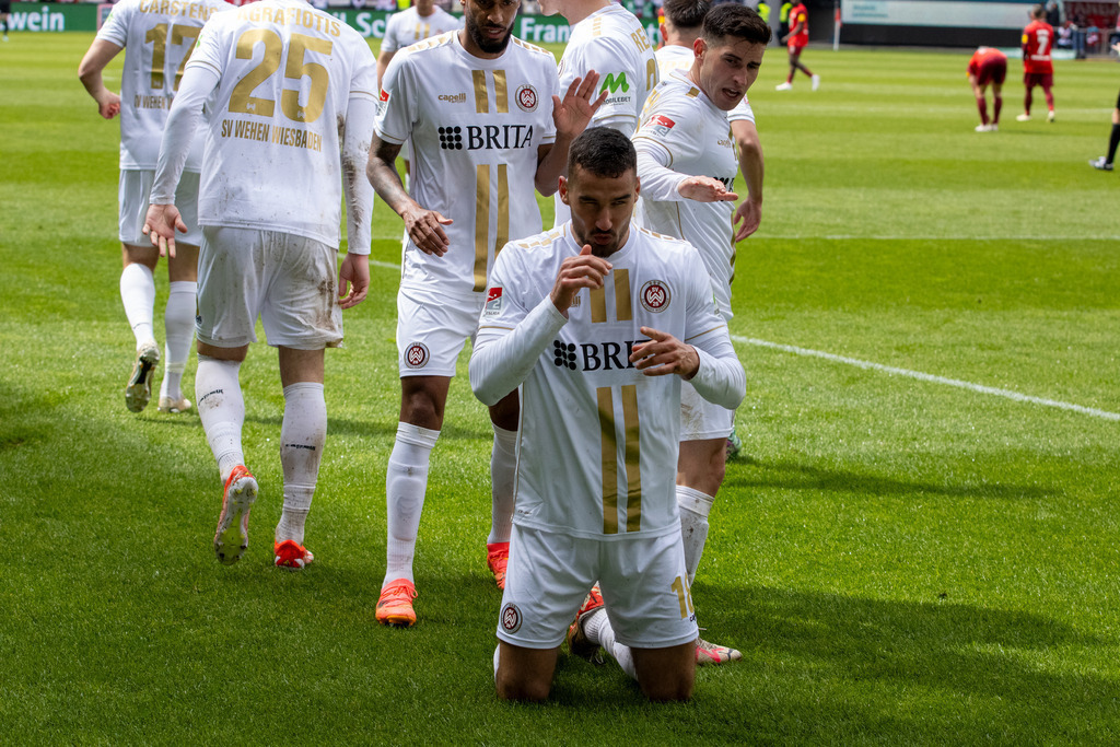 20.04.2024, Fußball 2. Bundesliga, Saison 2023/24, 30. Spieltag: 1. FC Kaiserslautern gegen SV Wehen Wiesbaden (1:1). Großer Jubel nach dem Ausgleichstreffer durch Ivan Prtajin (18, SV Wehen Wiesbaden) | 20.04.2024, Fußball 2. Bundesliga, Saison 2023/24, 30. Spieltag: 1. FC Kaiserslautern gegen SV Wehen Wiesbaden (1:1). Großer Jubel nach dem Ausgleichstreffer durch Ivan Prtajin (18, SV Wehen Wiesbaden) - Realisiert mit Pictrs.com