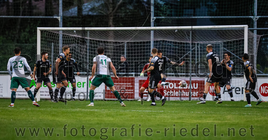 2024-04-05_036_FC_Schwaig_gegen_SV_Pullach | Oberding, Deutschland, 05.04.2024:
Fußball, Landesliga Südost 2023 / 2024, 28. Spieltag, FC Schwaig gegen SV Pullach, Endergebnis: 2:0

Maximilian Hellinger (FC Schwaig, #23), Markus Straßer (FC Schwaig, #11), Torwart Leopold Bayerschmidt (SV Pullach, #25), Linus Radau (SV Pullach, #20)

Foto: Christian Riedel / fotografie-riedel.net