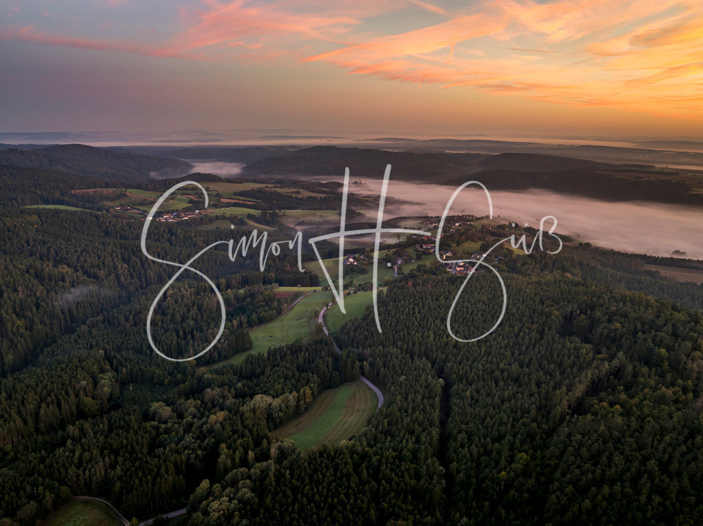 Vorderer Bayerischer Wald beim Sonnenaufgang | simonsuess - Realisiert mit Pictrs.com