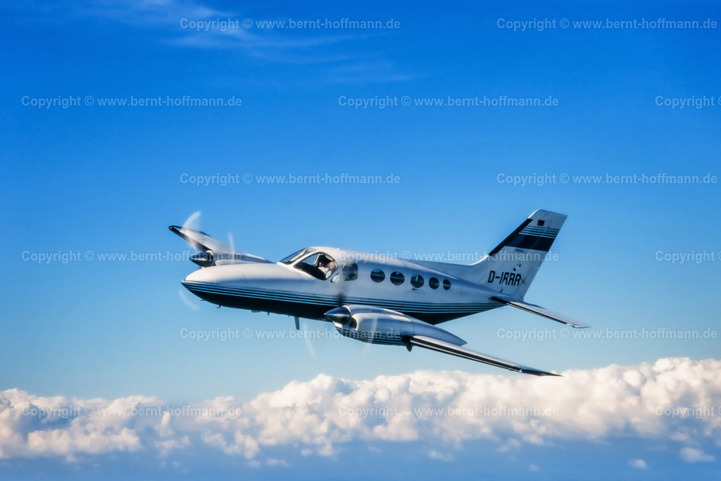 PLBDD_air2air_C421_12_90x60 | Luftbild. Zweimotoriges Geschäftsflugzeug ( Typ CESSNA 421 ) über den Wolken im Luftraum zwischen Flensburg und Nordfriesland. ___ Das Foto ist eine Reproduktion von einem Farbdia. - Realisiert mit Pictrs.com