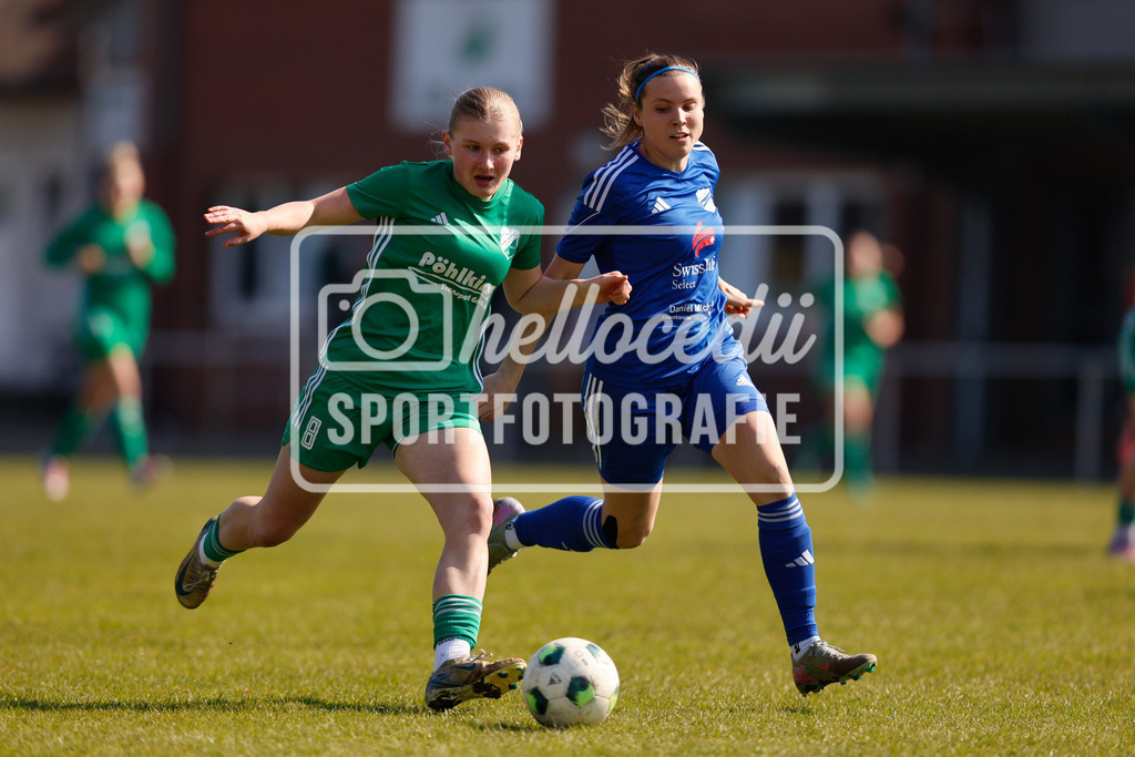 Fußball I Frauen I Saison 2025-2026 I Oberliga Niedersachsen I 17. Spieltag I TuS Lutten - BW Hollage-20 | Ida Dünnebake (8, TuS Lutten) und Katleen Strunk (2, BW Hollage) im Zweikampf um den Ball. - Realisiert mit Pictrs.com