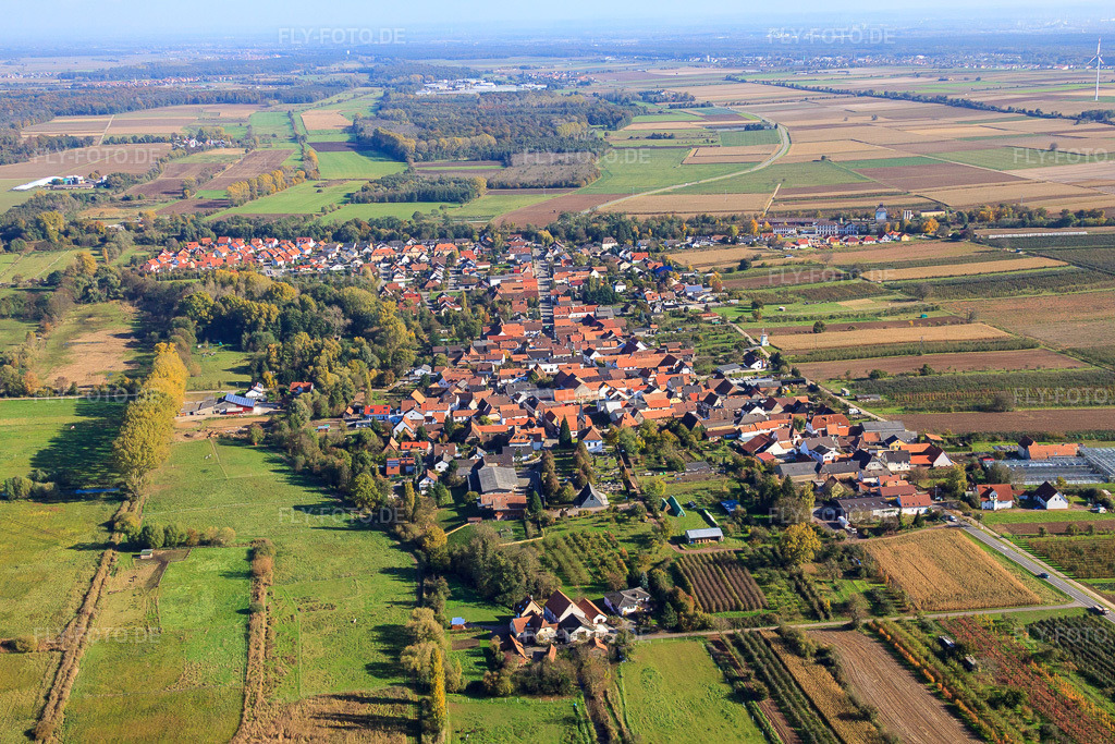 Luftbild: Dorf von Westen in Winden im Bundesland Rheinland-Pfalz in Deutschland. Foto: IMG_34841.jpg vom 26.10.2010 durch Werner Riehm/FLY-FOTO.de
