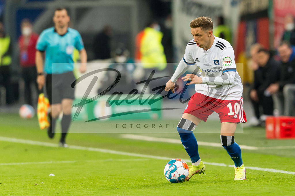 HSVSCF20220419_342 | Fussball, Herren: Sonny Kittel (Hamburger SV) in Aktion, am Ball, Einzelaktion beim DFB-Pokal-Halbfinalspiel zwischen Hamburger SV und SC Freiburg im Volksparkstadion am 19.04.2022 in Hamburg, Deutschland.DFB / DFL REGULATIONS PROHIBIT ANY USE OF PHOTOGRAPHS AS IMAGE SEQUENCES AND/OR QUASI-VIDEO. - Realisiert mit Pictrs.com