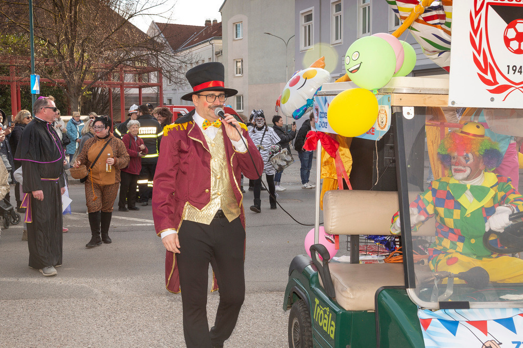 Umzug2025-140_9788 | Fotostrecke: FASCHINGSUMZUG 2025 in Loosdorf. 22 Masken(gruppen)-Teilnehmer: Loosdorfer Vereine, Wirtschaftstreibende, Gemeindeabordnungen sowie Kreditinstitute. rund 700 Besucher entlang der Hauptstrasse. Veranstaltungs-Sicherung durch Mannschaft der FF-Loosdorf mit schwerem Gerät. Maskenprämierung am EKZ-Platz durch Bgm. Thomas Vasku in den Kategorien: Bester Festwagen (Fa. gkonzept-Groissenberger; Beste Personengruppe-ASK-Loosdorf; Beste Einzelperson; Weiteste Anreise-FF Schollach;