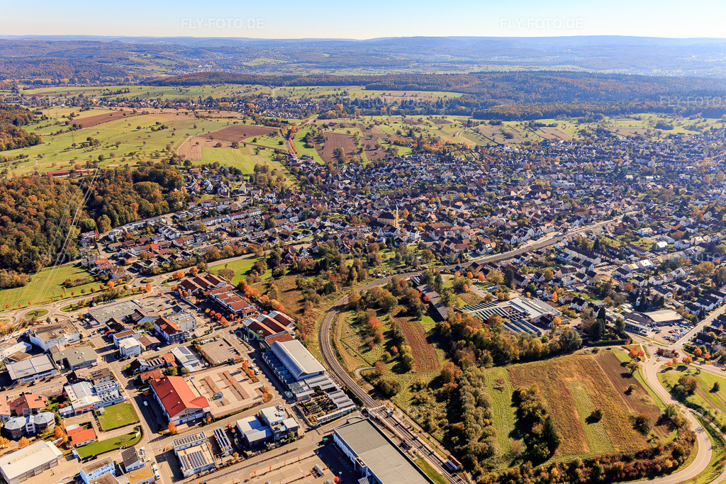 Luftbild: Ortsansicht von Westen im Ortsteil Langensteinbach in Karlsbad im Bundesland Baden-Württemberg in Deutschland. Foto: IMG_129908.jpg vom 24.10.2021 durch Werner Riehm/FLY-FOTO.de