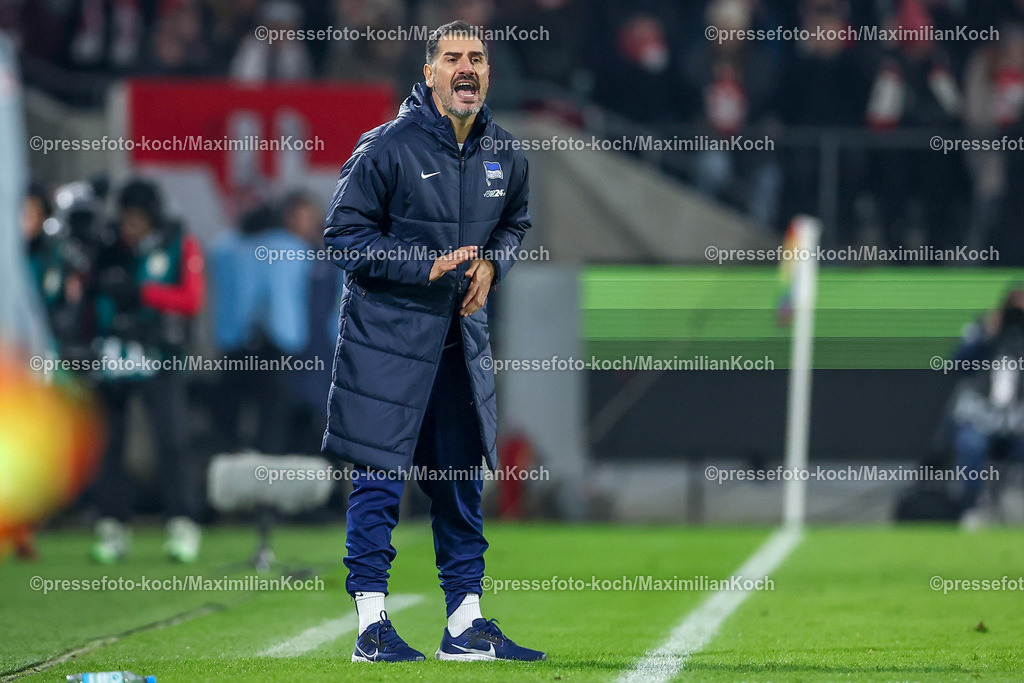1FC04122401084 | 04.12.2024, Fußball, 1. FC Köln - Hertha BSC, Achtelfinale DFB-Pokal, RheinEnergieSTADION, Saison 2024 2025: Cristian Fiel (Cheftrainer HerthaTrainer) steht rufend am SpielfeldrandDFB regulations prohibit any use of photographs as image sequences and or quasi-video.