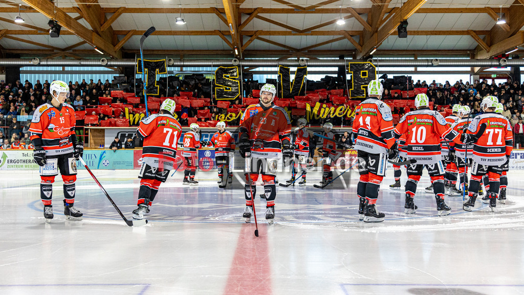 TSV Peißenberg Miners vs HC Landsberg Riverkings | Eishockey Bayernliga 2023/2024, TSV Peißenberg Miners vs HC Landsberg Riverkings,
Choreogrfie der Miners Fans,
2023-10-22 in Peißenberg (Eisstadion)
23 Dejan VOGL (Miners 23), 15 Ryan MURPHY (Miners 15), 11 Florian SIMON (Miners 11), 88 Zackary BROSS (Miners 88), 16 Christoph FRANKENBERG (Miners 16), 28 Denis DEGENSTEIN (Miners 28)
Copyright: WolfgangxLindner foto-lindner.de