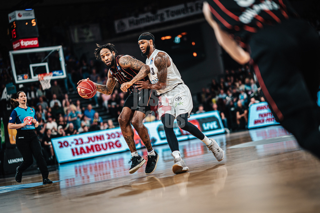 Basketball | Männer | Saison 2023/2024 | easyCredit Basketball Bundesliga | 32. Spieltag | Veolia Towers Hamburg vs. NINERS Chemnitz | 04.05.2024 | Jeffery Garrett (#2, NINERS Chemnitz) gegen Vincent King (#13, Veolia Towers Hamburg)