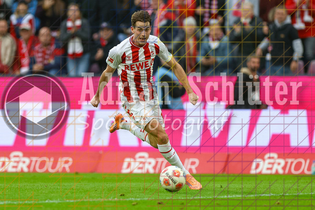 1. FC Köln vs FC Augsburg - 1. Bundesliga  | Köln, Deutschland, 18.10.25:   Jakub Kaminski (1. FC Köln) in Aktion am Ball, Einzelaktion waehrend des Spiels der 1. Bundesliga zwischen  1. FC Köln vs FC Augsburg im RheinEnergieStadion(Foto von Brauer-Fotoagentur / Adrian Schlueter)