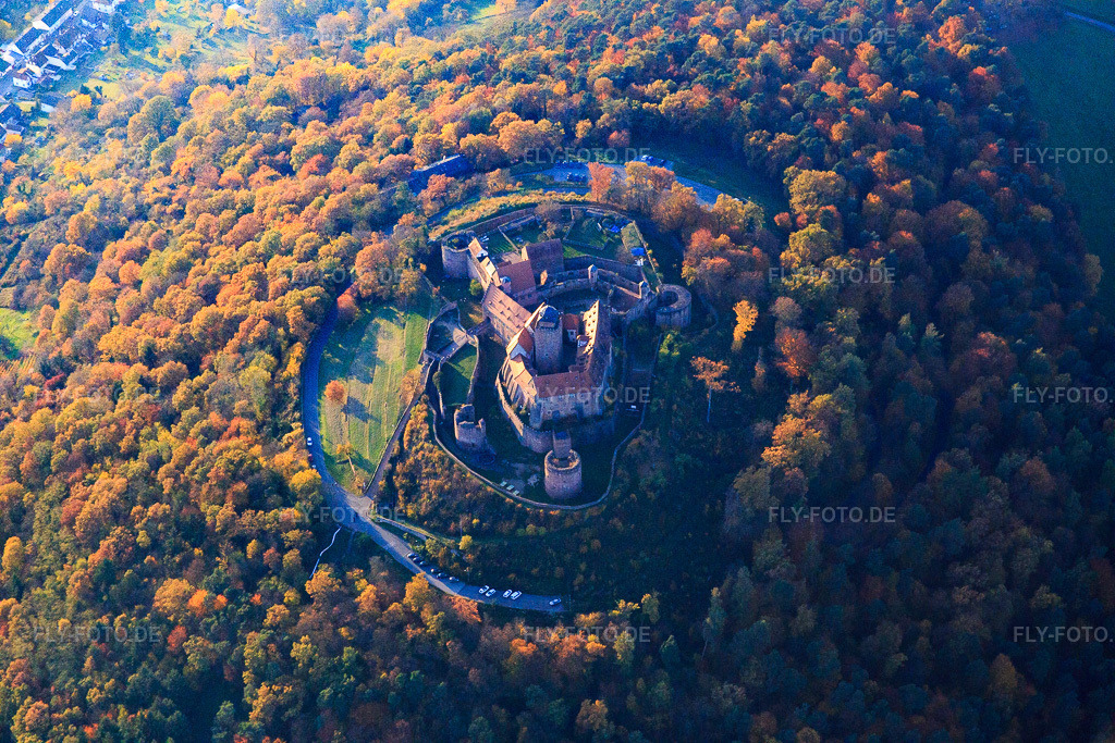 Luftbild: Burg Breuberg im Herbstlaub im Ortsteil Neustadt in Breuberg im Bundesland Hessen in Deutschland. – Foto: IMG_085040.jpg vom 01.11.2015 durch Werner Riehm/FLY-FOTO.de – Auflösung des Originals: 5472 x 3648 px – BURG BREUBERG | Stadt Breuberg