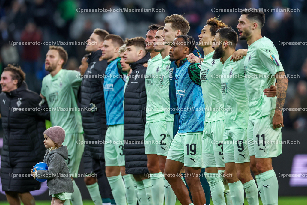 BMG24112401048 | 24.11.2024, Fußball, Borussia Mönchengladbach - FC St. Pauli, 1. Fußball Bundesliga, Borussia-Park, Saison 2024 2025: Abschlussjubel nach dem 2:0 Sieg der Borussia. Die Mannschaft steht jubelnd auf dem Feld. Die Tochter von Julian Weigl (Mönchengl. #8) steht zusammen mit der Mannschaft vor der Nordkurve und hüpft vor Freude.DFB regulations prohibit any use of photographs as image sequences and or quasi-video.