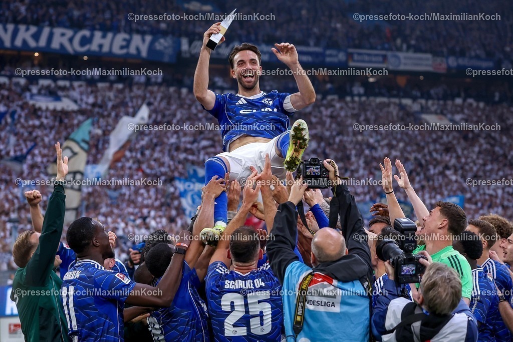 S0417052602034 | 17.05.2026, Fußball, FC Schalke 04 - Eintracht Braunschweig, 34. Spieltag, 2. Fußball Bundesliga, Veltins-Arena Gelsenkirchen, Saison 2025 2026: Schalke 04 ist Meister der 2. Bundesliga. Die Mannschaft gewinnt die Meisterschaft und steht jubelnd auf dem Spielfeld. Freude und Emotionen nach dem Sieg. Die Mannschaft lässt Kenan Karaman&nbsp;&nbsp;(Schalke04 #19) mit der Trophy Player of the Season hochleben. Karaman wird in die Luft geworfen mit okal Auszeichnung Spieler der Saison in der Hand  DFB regulations prohibit any use of photographs as image sequences and or quasi-video.