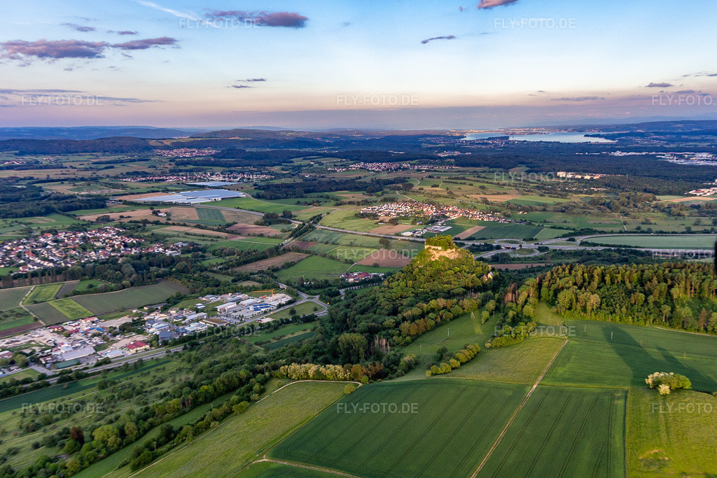 Luftbild: Hohenkrähen Burgruine im Ortsteil Mühlhausen in Mühlhausen-Ehingen im Bundesland Baden-Württemberg in Deutschland. Foto: IMG_131837.jpg vom 25.05.2022 durch Werner Riehm/FLY-FOTO.de