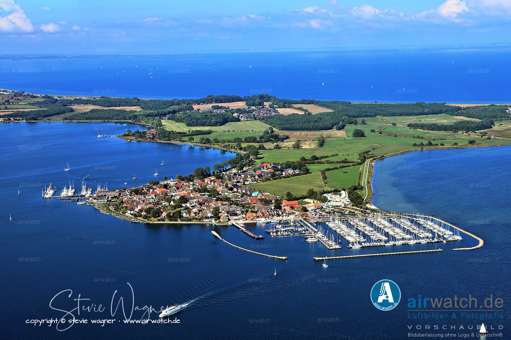 Maasholm ist eine Gemeinde im Kreis Schleswig-Flensburg an der Schleimündung | Der Yachthafen von Maasholm entwickelte sich aus einem alten Fischerdorf, das ursprünglich eine Insel war und erst im frühen 20. Jahrhundert durch Trockenlegungsversuche zur Halbinsel wurde. Die Geschichte des Ortes ist eng mit dem Fischfang verbunden, der seit dem 18. Jahrhundert eine zentrale Rolle spielte, wobei die Bewohner des alten Dorfes Maas um 1700 das neue Maasholm auf der westlichen Höhe anlegten.