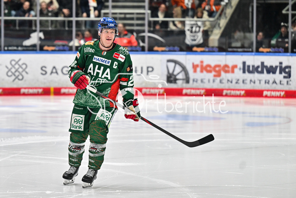 Augsburger Panther - Grizzlys Wolfsburg | AUGSBURG, GERMANY - 15. MARCH: Jubel der Panther nach dem Treffer zum 3-4 durch T. J. TREVELYAN (Augsburger Panther 24) / Tor / Torschuetze / Freude / Happy während dem Match zwischen den Augsburger Panthern und den Grizzlys Wolfsburg am 52. Spieltag der Penny DEL im Curt Frenzel Stadion