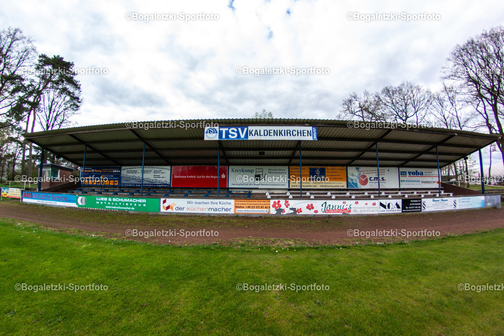 Jahn Kampfbahn Nettetal im Jahr 2018 | Tribüne der Jahn Kampfbahn Nettetal mit TSV Kaldenkirchen Schild - Realisiert mit Pictrs.com