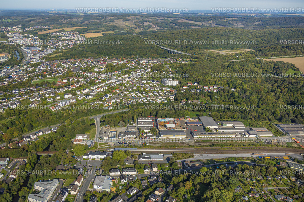 Arnsberg230904947 | Luftbild, Blick auf Arnsberg zur Autobahn A46, Bürgerzentrum Bahnhof Arnsberg, Seniorenresidenz Ruhrblick, TV Arnsberg SPORTbahnhof, evang. Martin-Luther-Kindergarten, Gewerbegebiet Zu den Werkstätten, Arnsberg, Sauerland, Nordrhein-Westfalen, Deutschland
