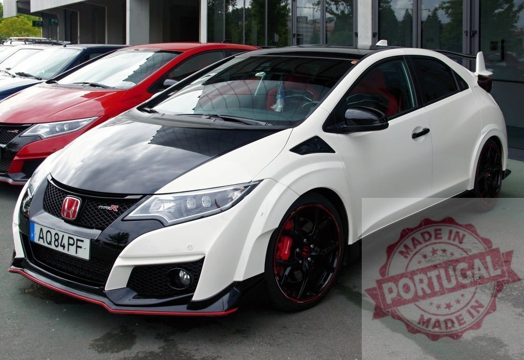 Customized Honda Civic Type R parked near other cars | Tuned white Honda Civic Type R with black hood and red details parked in a parking lot - Realisiert mit Pictrs.com