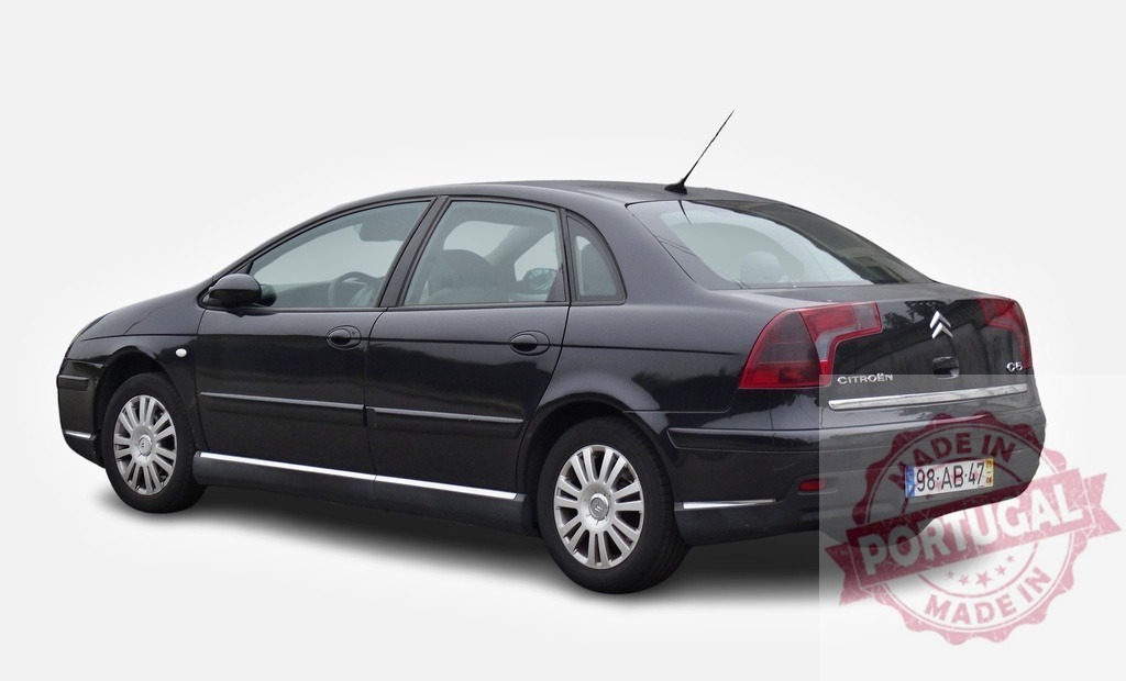 Black Citroën C5 parking on white background | Citroën C5 car parked on a white background, showcasing its sleek design and dark color - Realized with Pictrs.com
