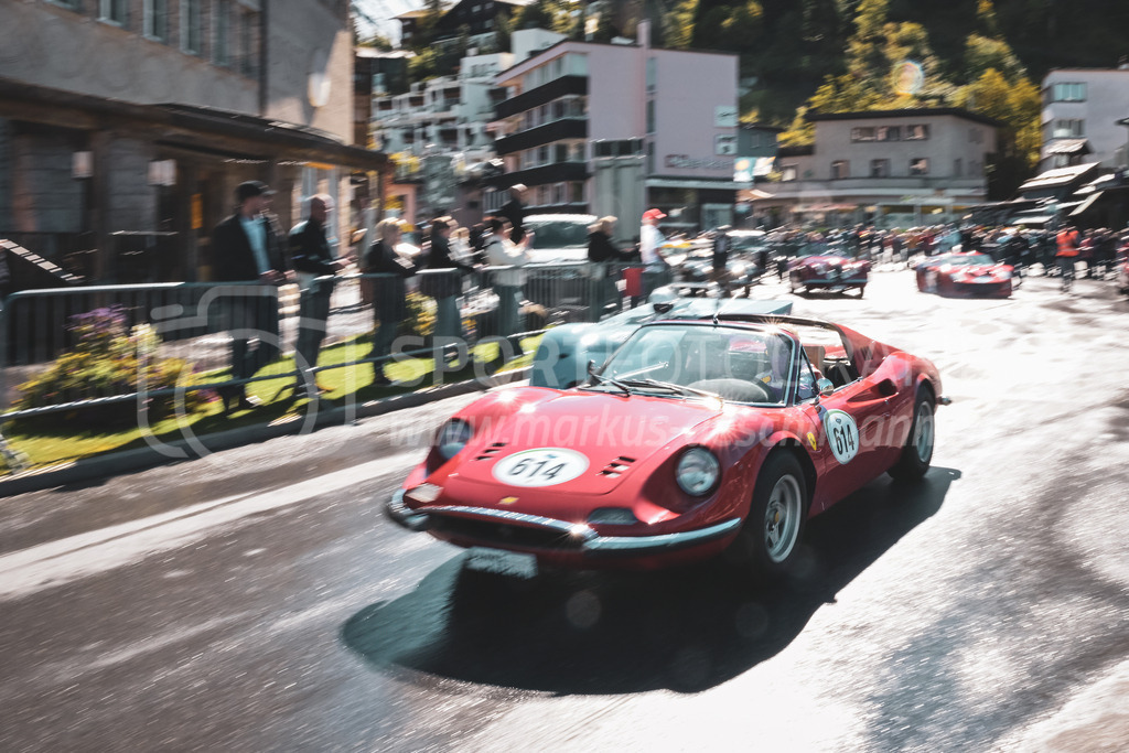 21. Arosa ClassicCar 2025 - 5. September 2025 | Hans Notter aus Boswil (SUI) in einem Ferrari Dino 246 GTS aus dem Jahre 1974 mit Startnummer 614 am Arosa ClassicCar 2025 in der Kategorie Demo..@arosaclassiccar, @arosa.official, #arosaclassiccar, #arosa, #76curves, #classiccarBild: Sportfotografie Markus Aeschimann | www.markus-aeschimann.ch - Realisiert mit Pictrs.com