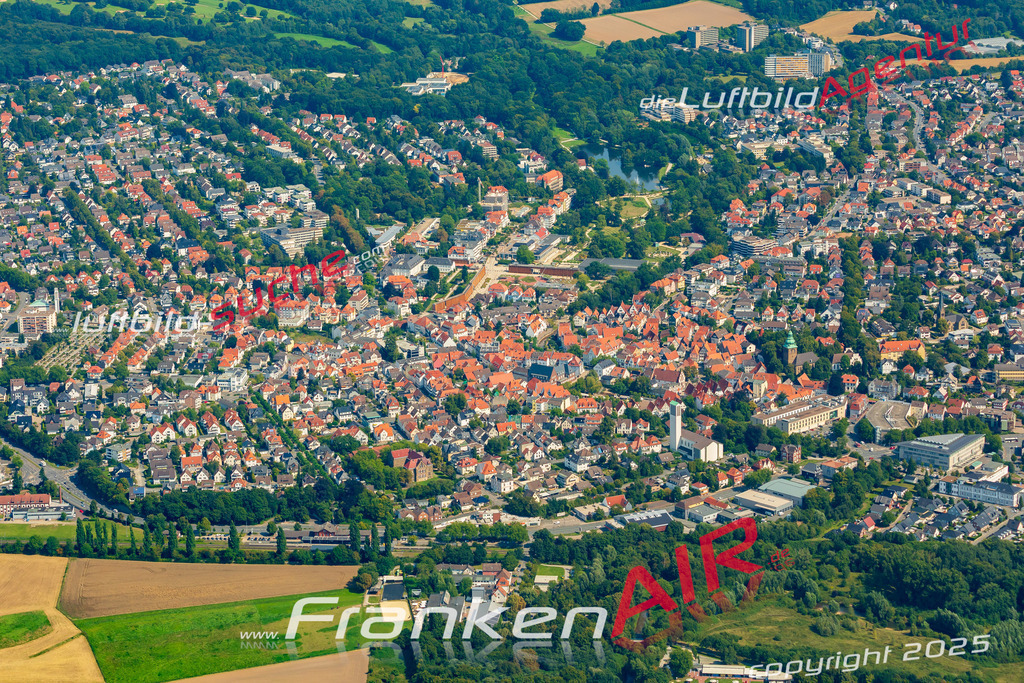 Übersichts Bild Bad Salzuflen - Die Luftaufnahme wurde 2025 vom UL-Flugzeug heraus erstellt ( keine Drohnenaufnahme ) - Hochauflösende Luftaufnahme - für Wandbilder und großformatige Ausdrucke geeignet. Das besondere Geschenk!Hier alle&nbsp;Infos zur Lizenzierung der LuftaufnahmeWir fliegen auch dieses Jahr wieder in Ihre Region um Luftbilder zu erstellen.- Luftbild anfragen