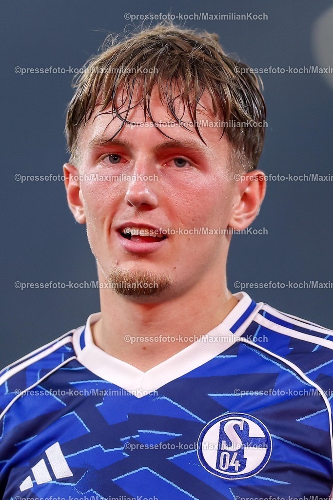 S0401082501167 | 01.08.2025, Fußball, FC Schalke 04 - Hertha BSC, 1.Spieltag, 2. Fußball Bundesliga, Veltins-Arena Gelsenkirchen, Saison 2025 2026: Max Grüger (Schalke04 #37) DFB regulations prohibit any use of photographs as image sequences and or quasi-video.