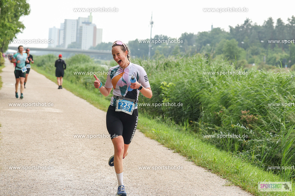 LUR_1584 | 34. M-net Erlanger Triathlon 2025 #erlangertriathlon  #mnettriathlon2025 #mnettriathlon #team #olympischedistanz #mitteldistanz #triathlon #maindonaukanal  #erlangertriathlon2025 #yourpictrs #tv1848 #tv1848erlangen  #triathlonbayern #sportinerlangen #demsportverbunden #sportshot_your_pictrs Copyright: www.sportshot.de