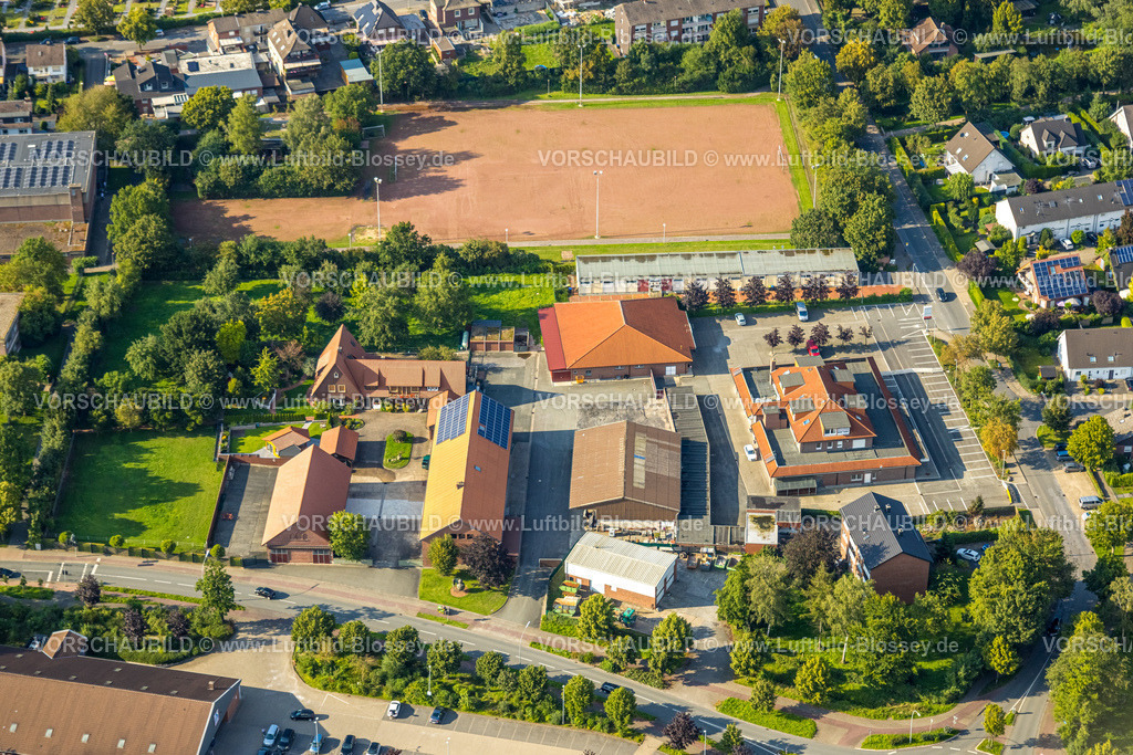 Beckum230805868Neubeckum | Luftbild, Sportplatz Breslauer Straße, Einkaufszentrum, Neubeckum, Beckum, Münsterland, Nordrhein-Westfalen, Deutschland