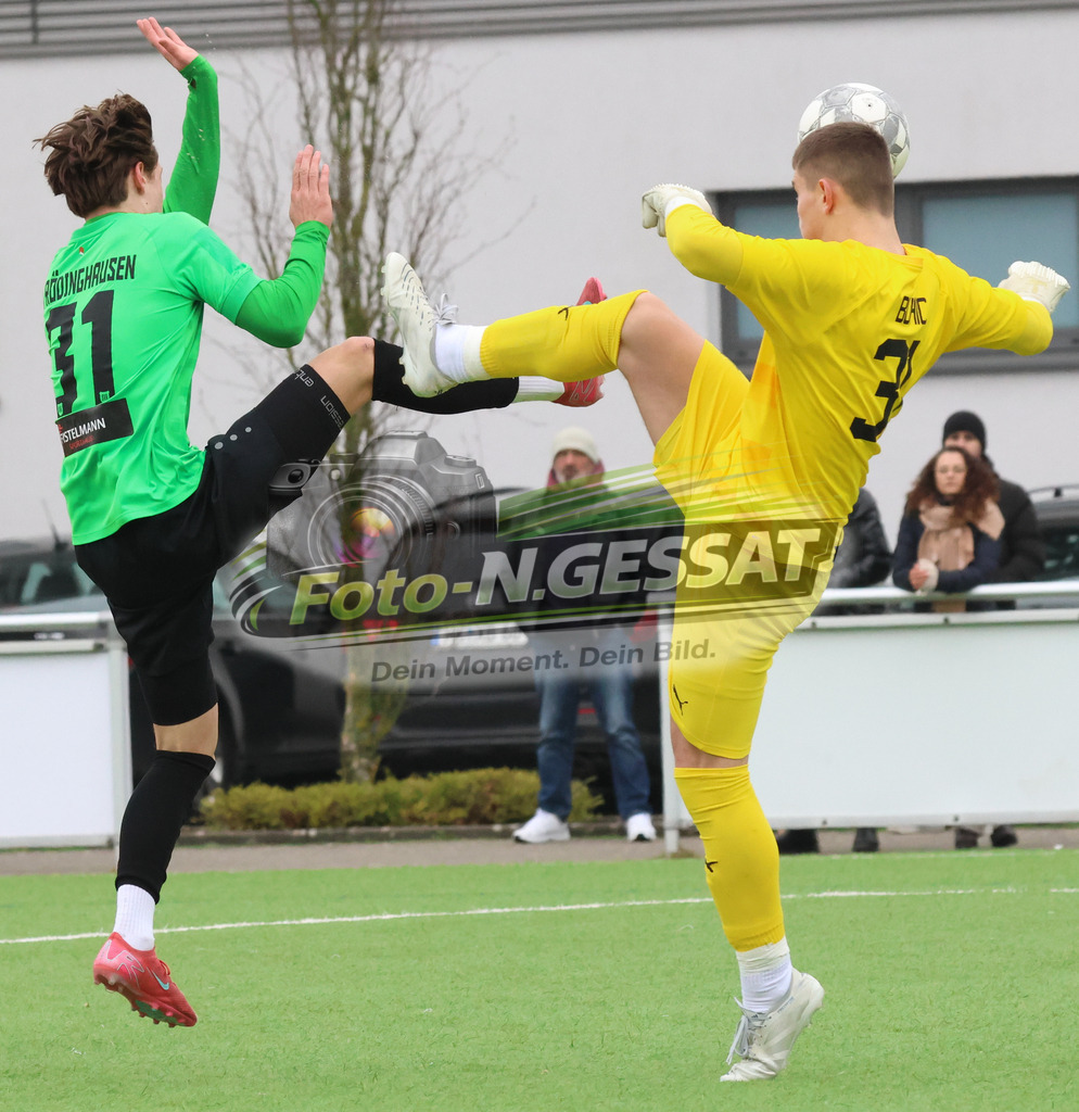 SV Rödinghausen - FC Iserlohn | Auf dem Bild zu sehen: grün SV Rödinghausen: Arne Zumbansen ; rot FC Iserlohn: Antonio BuhicSV Rödinghausen, FC Iserlohn, Saison 25/26, B-Jugend Westfalenliga, Deutschland - Realisiert mit Pictrs.com