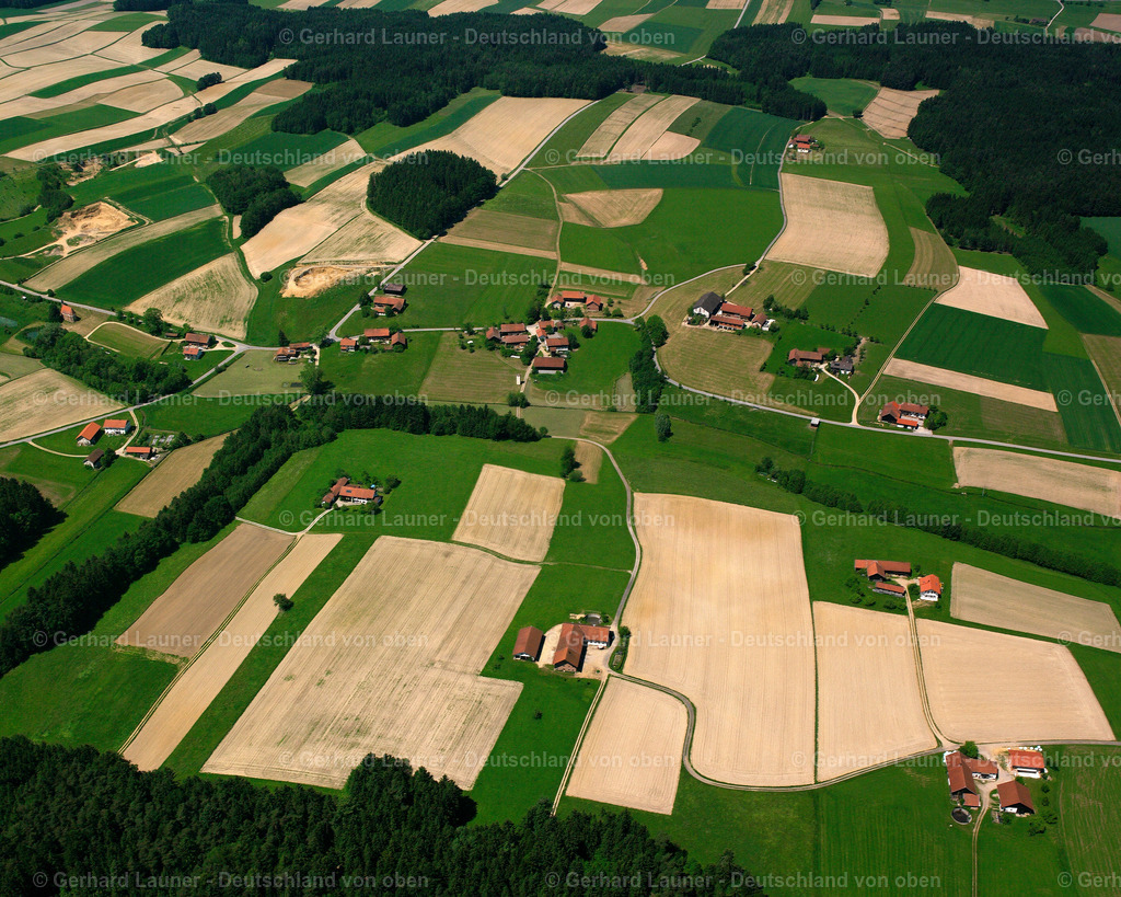 2516117 | GRASENSEE 01.08.2005 Strukturen auf landwirtschaftlichen Feldern  in Grasensee im Bundesland Bayern, Deutschland // Structures on agricultural fields  in Grasensee in the state Bavaria, Germany Foto: Gerhard Launer