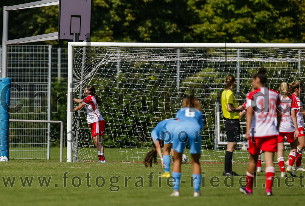 2023-09-09_041_FC_Bayern_Muenchen_gegen_SC_Freiburg | Aschheim, Deutschland, 09.09.2023:
Fußball, B-Juniorinnen-Bundesliga Süd 2023 / 2024, 1. Spieltag, FC Bayern München gegen SC Freiburg, Endergebnis: 4:0

Foto: Christian Riedel / fotografie-riedel.net