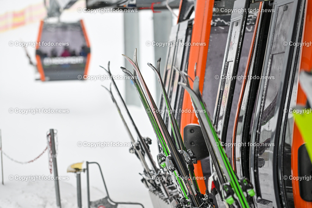 Hochficht_ Skigebiet_ Boehmerwald_ 04.02.2023-23 | 04.02.2023, Hochficht, AUT, Skigebiet Hochficht, Boehmerwald, im Bild Hochficht Bergbahn, Gondel, Skipiste, Mittelstation