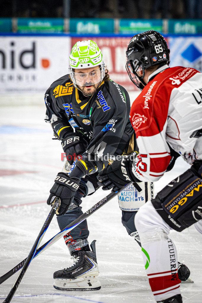 Peißenberg MINERS gegen EHC Königsbrunn LÖWEN | Eishockey Bayernliga 2025/26 Viertelfinale Spiel 2, Peißenberg MINERS gegen EHC Königsbrunn LÖWEN, 20260208,Zweikampf,2026-02-08 in Peißenberg (flatbuy Arena Peißenberg), Marek HALODA (MINERS 64), Niklas LÄNGER (EHC Königsbrunn 65)Copyright: WolfgangxLindner www.foto-lindner.de