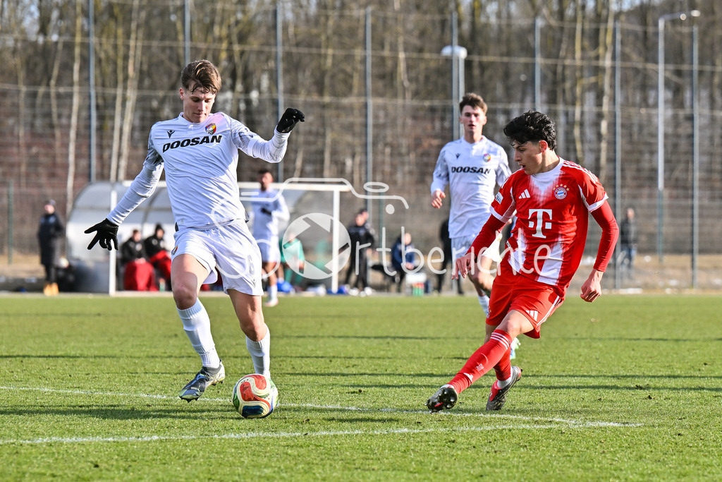 FC Bayern Amateure - FC Viktoria Pilsen U23 | MUNICH, GERMANY - 03. FEBRUARY: im Duell Deniz OFLI (FC Bayern München II 13) mit einem Spieler von Viktoria Pilsen während dem Testspiel zwischen den Amateuren des FC Bayern und dem FC Viktoria Pilsen B am FC Bayern Campus